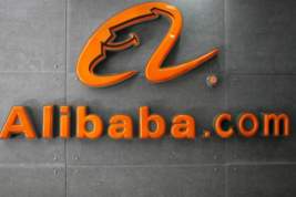 Трамп не стал исключать введение запрета на работу Alibaba в США