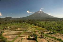 Туристы на Бали нашли способ заработать на извержении вулкана
