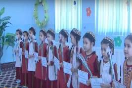 Туркменские девочки получили к 8 марта пустые конверты от президента страны