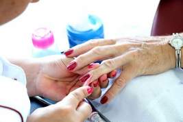 Туркменским бюджетницам запретили красить ногти и наращивать ресницы