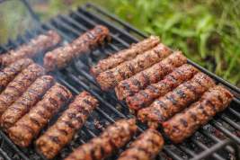 Тысячи мясоедов соберутся на барбекю возле дома веганки в знак протеста