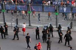 УЕФА расследует массовые задержания футбольных фанатов в день финала Лиги чемпионов в Париже