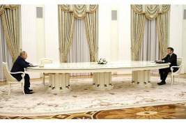 Ургант посмеялся над длиной стола на переговорах Путина и Макрона