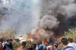 Урны с прахом погибших при крушении самолета в Непале россиян передали доверенным лицам