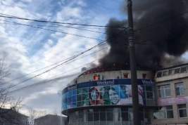 В Архангельске загорелся торговый центр «Фокус»