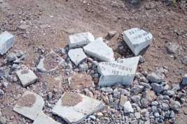 В Астраханской области дороги отремонтировали с помощью надгробий с кладбища