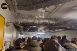 В аэропорту Шереметьево произошел коллапс: пассажиры из-за огромных очередей рискуют не успеть на свои рейсы