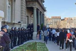 В Белграде протестующие прорвали оцепление у резиденции президента
