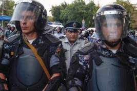 В центре Еревана неизвестные в масках устроили погром