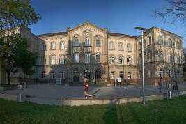 В Германии профессор годами избивал студенток тростью и унижал их