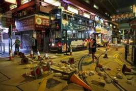 В Гонконге протестующие закидали правоохранителей бутылками с зажигательной смесью