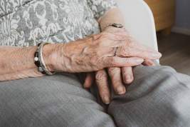 В Госдуме предложили увеличить выплаты по уходу за пожилыми
