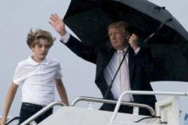 В интернете обратили внимание на «рыцарский поступок» Трампа, бросившего жену и сына под дождем без зонта