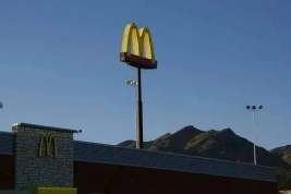 В Казахстане начали демонтировать названия и логотипы «МакДоналдса»