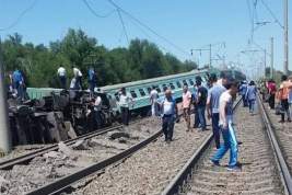 В Казахстане пассажирский поезд сошел с рельсов (видео)