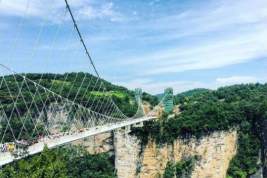 В Китае туристов не пускают на самый длинный в мире стеклянный мост