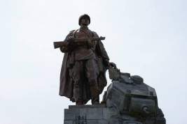В Кремле отреагировали на намерения властей Эстонии снести советские памятники