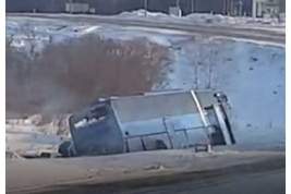 В Кузбассе в ДТП с участием автобуса и фуры погибли 6 человек