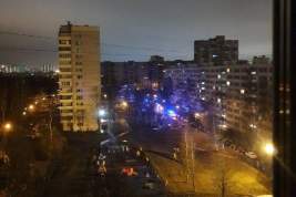 В многоэтажном доме в Санкт-Петербурге произошел взрыв: полиция разыскивает неизвестного мужчину в балаклаве