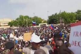 В Нигере на многотысячной акции против Франции замечены российские флаги