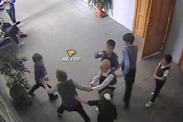 В Новосибирске школьники сломали младшекласснику позвоночник