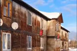 В Нягани произошло обрушение балконов признанного пригодным для жилья деревянного дома