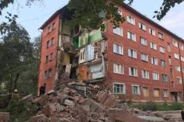 В Омске частично обрушился жилой дом: за сутки до ЧП его признали аварийным
