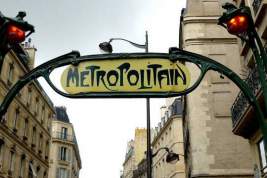 В парижском метро неизвестный накинулся с ножом на военного