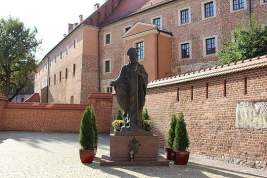 В Польше облили краской памятники Иоанну Павлу II