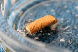 В России могут запретить курение у подъездов жилых домов