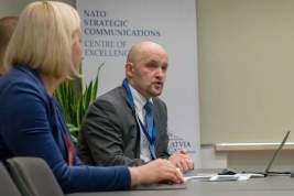 В России прокомментировали действия чиновника НАТО, надевшего носки с русофобной надписью