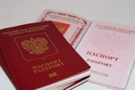 В России захотели забирать загранпаспорта у должников