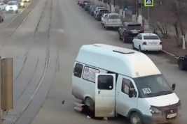 В российском городе девушка на ходу выпала из маршрутки