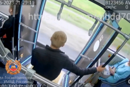В российском городе пассажир выпрыгнул из автобуса на полном ходу