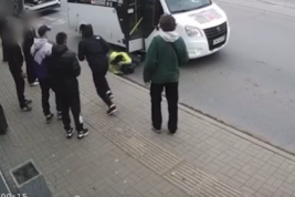 В российском городе мужчина толкнул горожанку под маршрутку на остановке