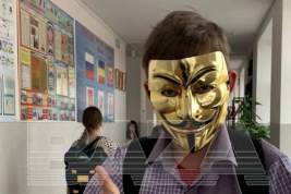 В Ростовской области подросток в маске напал с ножом на людей в школьном фойе
