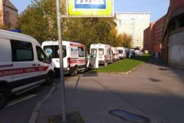 В Санкт-Петербурге очередь из машин скорой помощи посчитали «приметой пандемии»