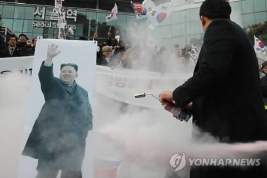 В Сеуле сожгли фото Ким Чен Ына и несколько флагов КНДР