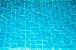 В смерти утонувшей в турецком бассейне девочки обвинили её мать