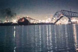 В США обрушился трехкилометровый мост: в него врезалось судно