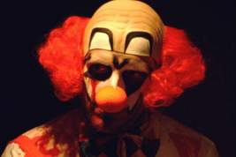 В США у магазина детских товаров задержали вооруженных клоунов