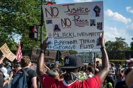 В США уволили полицейского, причастного к гибели афроамериканки