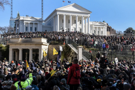 В Вирджинии тысячи людей вышли на акцию в поддержку права на ношение оружия