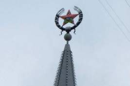 В Воронеже неизвестные раскрасили звезду на шпиле здания в персонажа «Губки Боба»