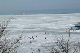 В Хабаровском крае с отколовшейся льдины сняли 40 рыбаков