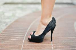 В японском парламенте обсудили петицию об отмене ношения туфель на каблуках