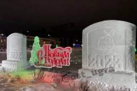 В Югре появились похожие на надгробия снежные фигуры
