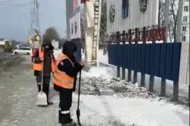 В Южно-Сахалинске, чтобы не убирать улицы, засыпали грязный снег чистым