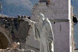 Ватикан осудил священника, обвинившего геев в землетрясении в Италии