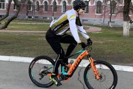Виталий Кличко на велосипеде приехал на избирательный участок и проголосовал